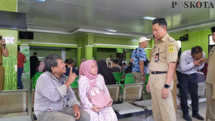 Pj Bupati Bogor terima keluhan warga terkait pelayanan administrasi (Poskota/Panca Aji)