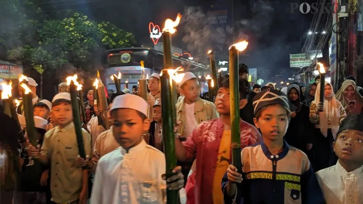 Pawai satu juta obor di Puncak Bogor sambut tahun baru Islam 1446 Hijriah. (Poskota/Panca Aji)