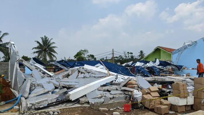 Rumah rusak di Cimayang Bogor akibat diterjang puting beliung pada 2 September 2024. (Poskota/Panca Aji)