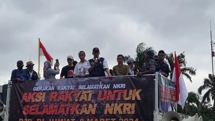 Pakar Hukum Tata Negara, Refly Harun orasi dalam aksi unjuk rasa depan DPRMPR RI, Jakarta Pusat. (Pandi)