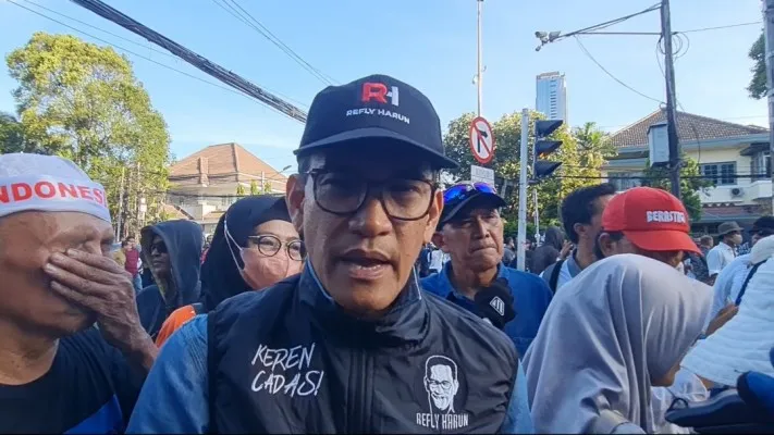 Pakar Hukum Tata Negara, Refly Harun di depan Gedung KPU RI, Jakarta Pusat (Jakpus). (Poskota.co.id/Pandi Ramedhan)