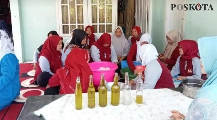 Emak-emak di Cigadung Pandeglang saat membuat minyak keletik dari buah kelapa. (Foto: Samsul Fatoni)