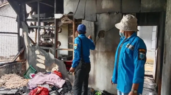 Petugas KSB Angsana Pandeglang, saat melakukan evakuasi di lokasi bencana kebakaran. (Foto: Samsul Fatoni).