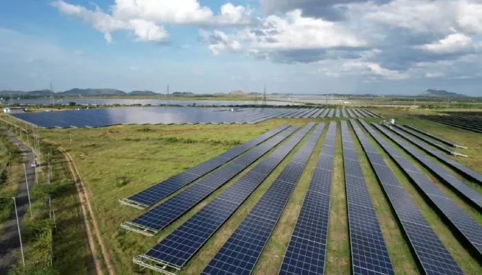 Panel surya yang membentang di distrik Pavagada Tumkur Karnataka India.