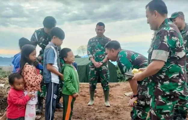 Pangdivif 1 Kostrad sapa anak-anak korban gempa Cianjur.(Ist)