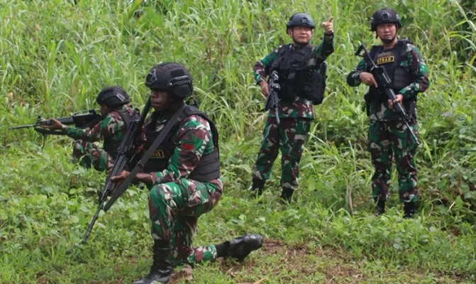 Satu anggota TNI tewas dalam bentrokan dengan KKB, Pangkostrad Didampingi Pangkoopsgab Pinang Sirih -03 Meninjau Lokasi Operasi di Kabupaten Mimika, Papua. (Foto/koramilsuru-suru)