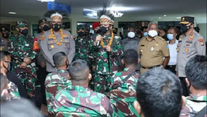 Panglima TNI saat meninjau vaksinasi d Manokwari. (ist)