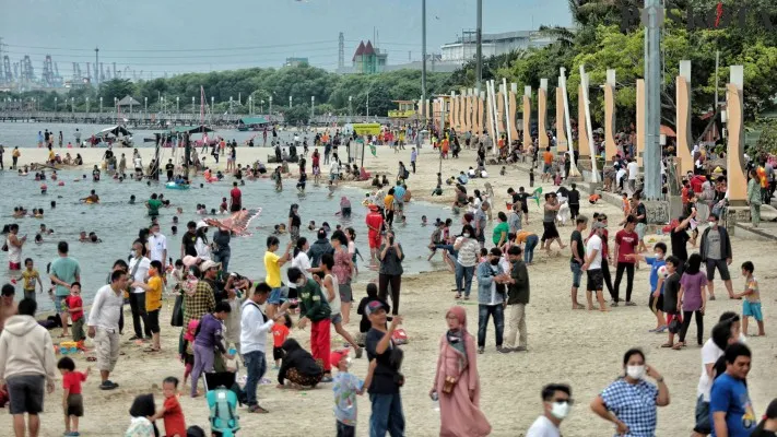 Liburan di Pantai Ancol. (foto: poskota/ahmad tri hawaari