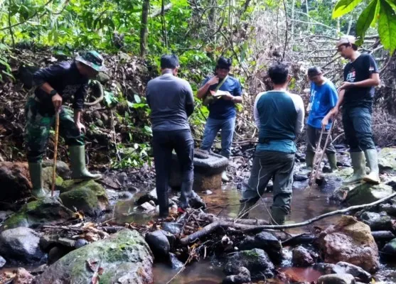 Para peneliti saat melakukan penelitian BCB di kawasan TNUK Pandeglang. (Foto Dok. TNUK Pandeglang).