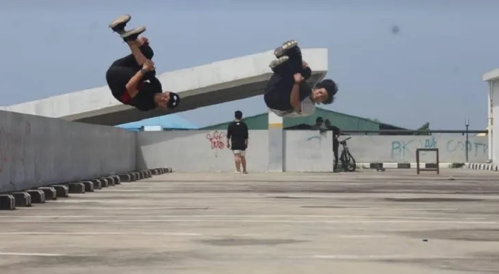 Kaum muda Bekasi banyak yang menggemari olah raga parkour. Ada Komunitas Parkour.