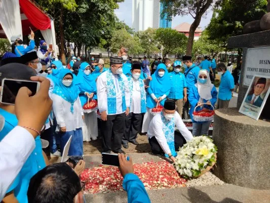 Pimpinan DPW Partai Gelora Indonesia DKI Jakarta dan para pengurus ziarah di makam pahlawan MH Thamrin, Karet Bivak, Jakarta Pusat. (ist)