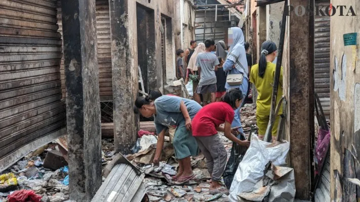 Sejumlah warga jarah barang-barang bekas di Pasar Ciampea Indah, Bogor usai kebakaran. (Poskota/Panca Aji)