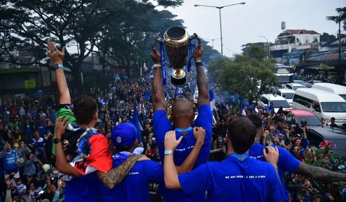 Bandung Membiru oleh Puluhan Ribu Bobotoh sepanjang jalan Pasteur hingga Gedung Sate. (Official Persib)