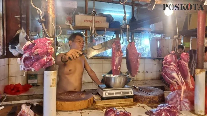 Botak (38) pedagang daging di pasar Tomang Barat, Gropet, Jakbar. (Foto: Pandi)