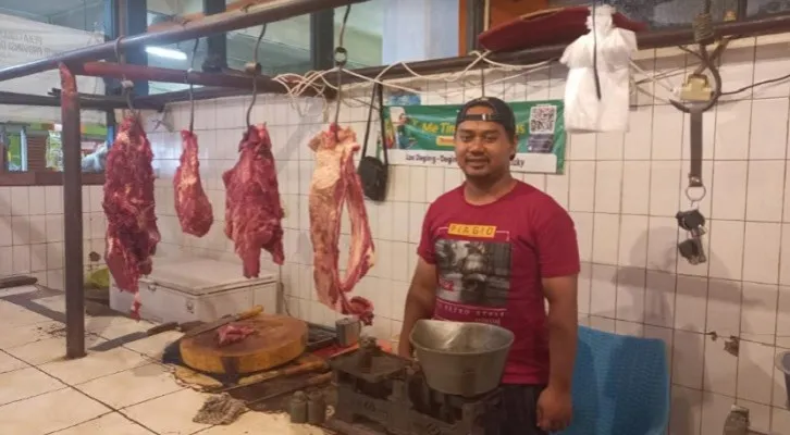 Rizky (23) pedagang daging di pasar Slipi, Jakarta Barat. (Foto:Pandi)