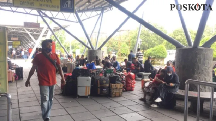 Suasana calon pemudik di Pelabuhan Tanjung Priok, makin padat seing Lebaran makin dekat. (foto: CR06)