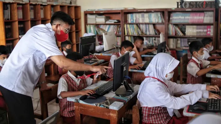 Proses belajar mengajar di sekolah. Ahmad Tri Hawari