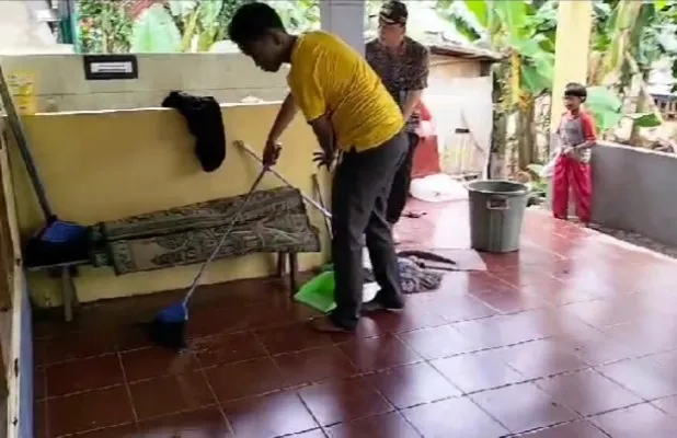 Pelaku tawuran saat menjalani sanksi membersihkan masjid. (Fotoist)