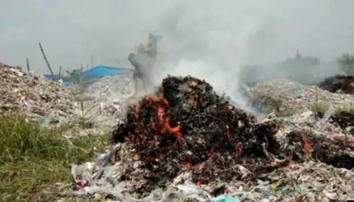 Pembakaran sampah plastik berpotensi mencemari lingkungan dan mengancam kesehatan masyarakat.