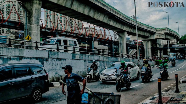 Melihat Pembangunan Skywalk Kebayoran Lama  poskota.co.id