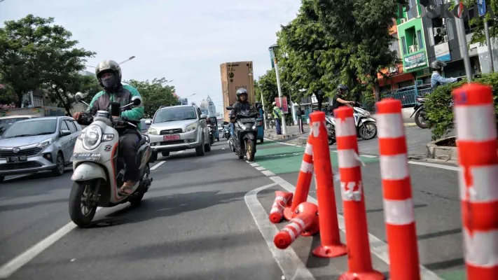 Jalur sepeda di ibu kota mempersempit jalanan.(Foto: Ahmad Trihawaari)