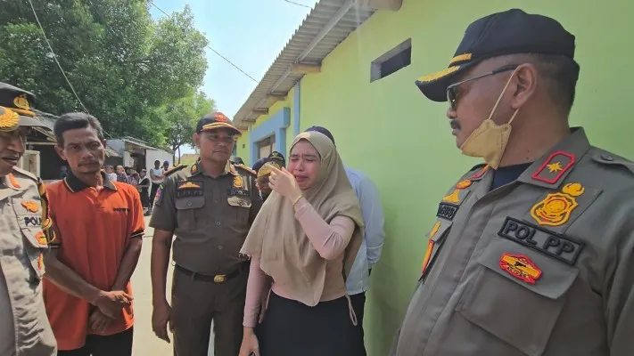 Pemilik warung menangis histeris meminta kebijakan dari Kasat Pol PP Kabupaten Tangerang (FotoVeronica)