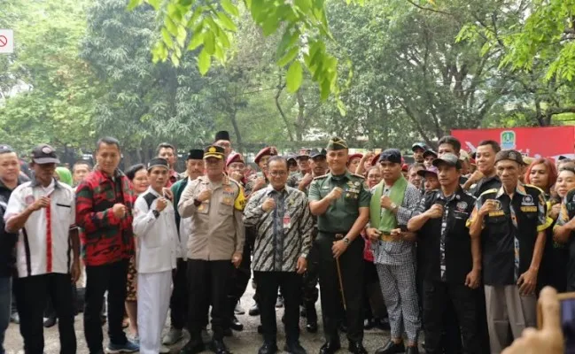 Ikrar damai pemilukada di alun alun kota Bekasi. (Ist).