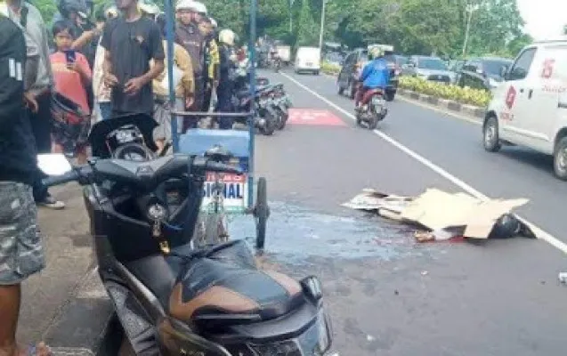 Pengendara motor yang menabrak gerobak susu di Juanda Depok meninggal  dunia akibat  tergilas bus. (Ist)