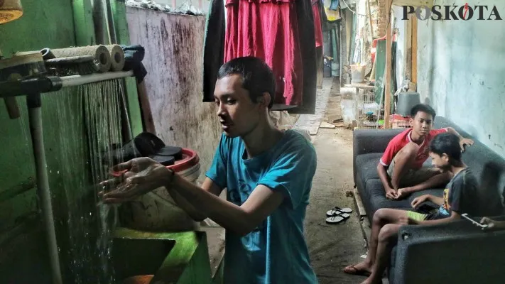 Foto : Aktivitas warga di kawasan padat penduduk Jakarta Utara, Senin (9/1/2023). Pemprov DKI Jakarta mengalokasikan anggaran Rp 10 triliun untuk bantuan sosial (bansos) sebagai bentuk antisipasi potensi dampak resesi ekonomi pada 2023. (Poskota/Ahmad Tri Hawaari)