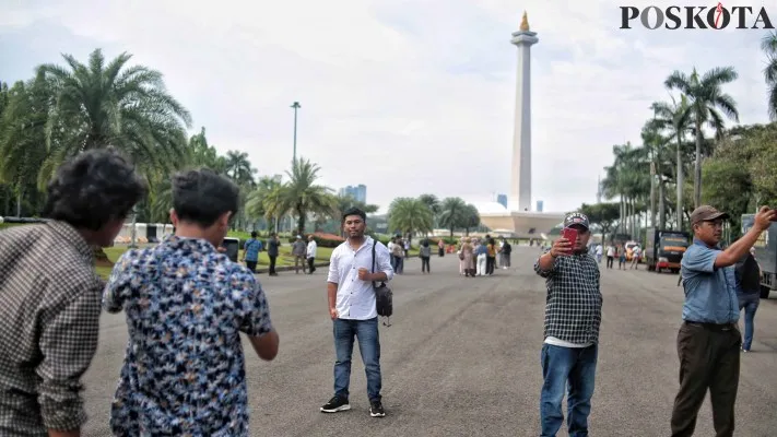 Pengunjung Monas. Ahmad Tri Hawaari