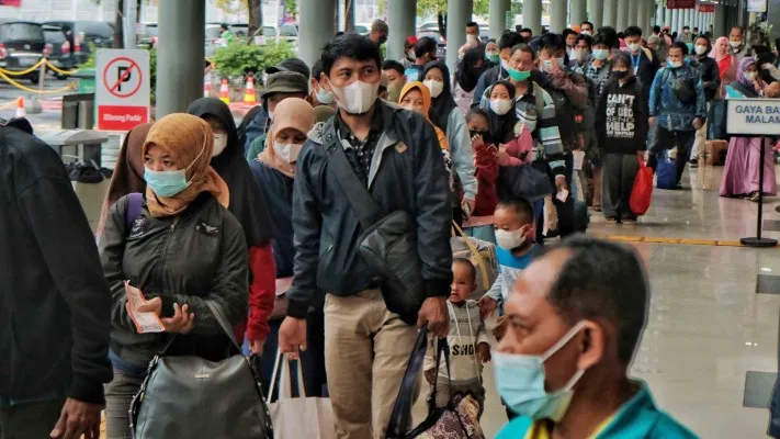 Mudik di Stasiun Pasar Senen. (foto: poskota/ahmad tri hawaari)