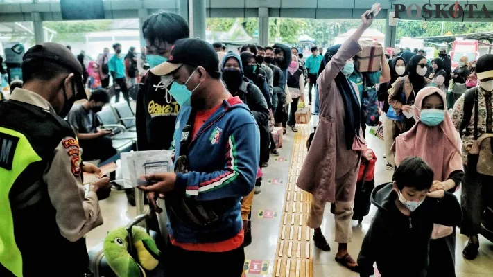 Suasana pemudik di Stasiun Pasar Senen. (foto: poskota/ahmad tri hawaari)