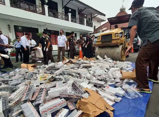 Ilustrasi pemusnahan ribuan bungkus rokok oleh Kejaksaan Negeri Tangerang(Foto: M.Iqbal)