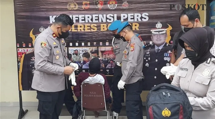 Pelaku penculik anak (tengah duduk) berhasil diamankan Polres Bogor. (Foto: Panca)