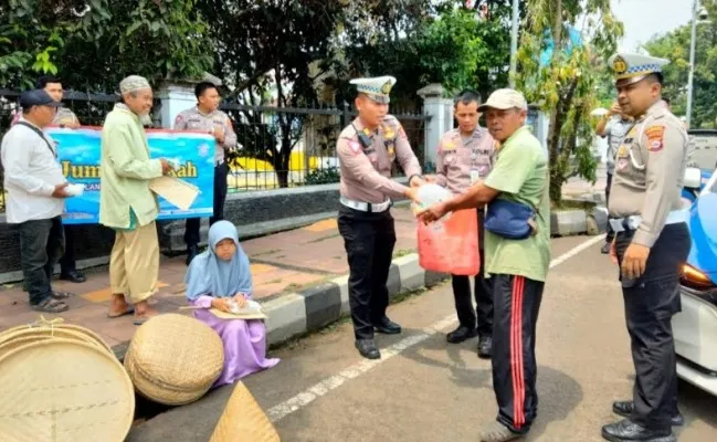 Kasatlantas Polres Pandeglang saat bagi-bagi nasi kotak. (Foto: Ist).