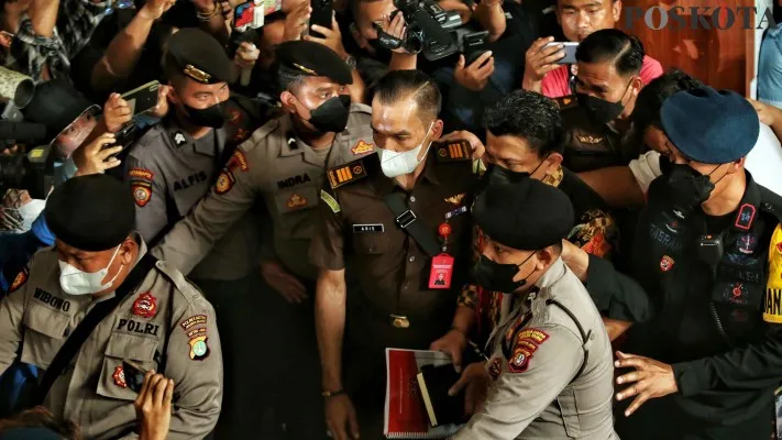 Suasana pengawalan Ferdy Sambo di persidangan kasus pembunuhan berencana terhadap Novriansyah Yoshua Hutabarat alias Brigadir J.(Foto: Ahmad Trihawaari)