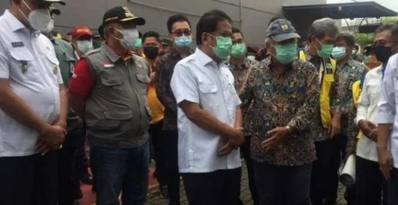 Kepala Dinas Bina Marga dan Sumber Daya Air (BMSDA) Kota Bekasi, Arief Maulana saat meninjau kawasan Grand Kota Bintang Bekasi.(Cr02)