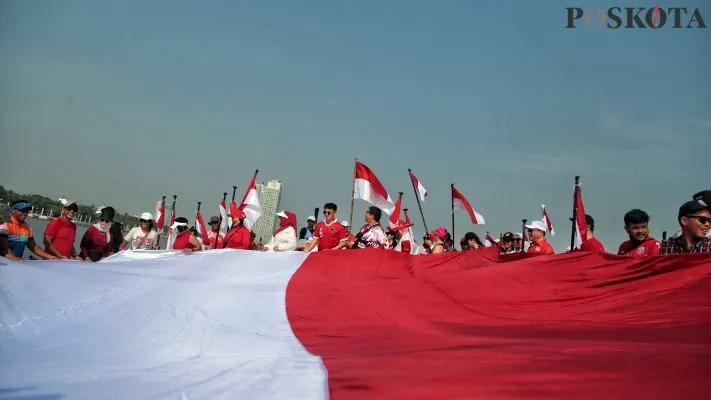 Pengibaran bendera merah putih. Foto: Poskota/Ahmad Tri Hawari.