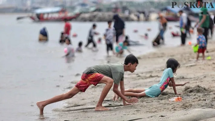 Pengunjung di Pantai Ancol. (Foto: Poskota/ Ahmad Tri Hawaari)