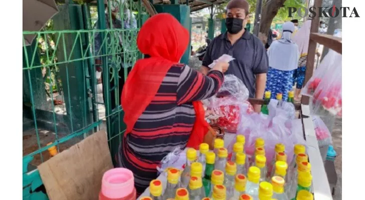 Ibu Jun (46) penjual bunga tabur dadakan di Taman Makam Islam Malaka, Pesanggrahan, Jaksel. (Foito: cr07)