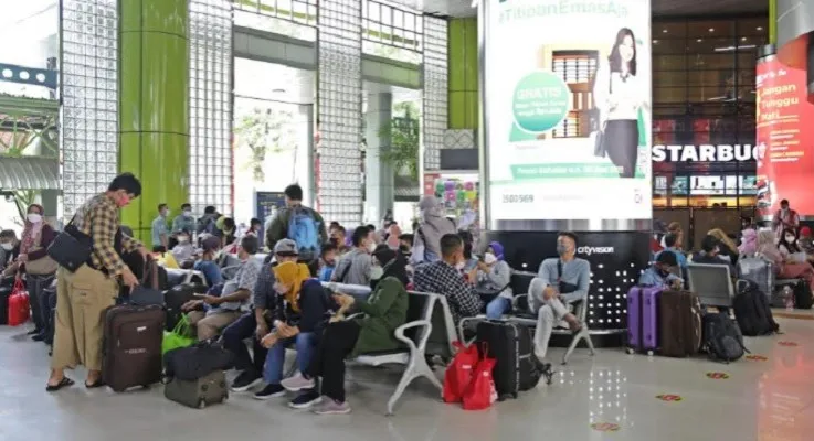 Suasana calon penumpang KA di Stasiun Gambir, Jakarta Pusat. (Foto: Aldi)