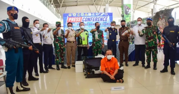 Komandan Lanudal Juanda Kolonel Laut (P) Heru Prasetyo saat menggelar konferensi pers penangkapan penyelundup bibit lobster senilai Rp3 Miliar.(Ist)