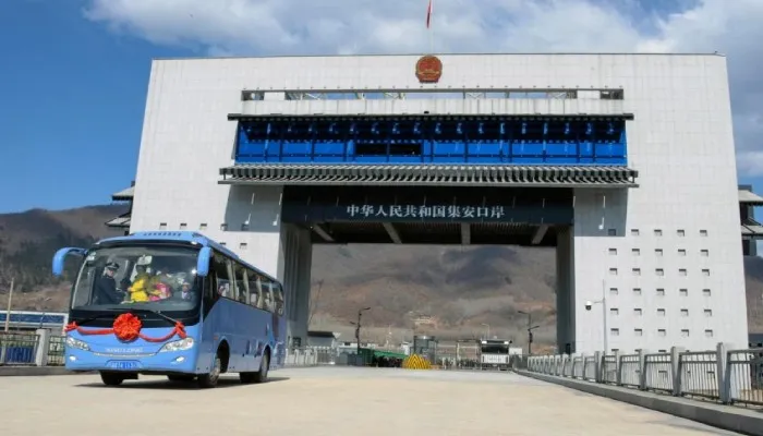 Bus wisata melintasi perbatasan Tiongkok dan Korea Utara pada 8 April 2019. (Sumber: AFP)