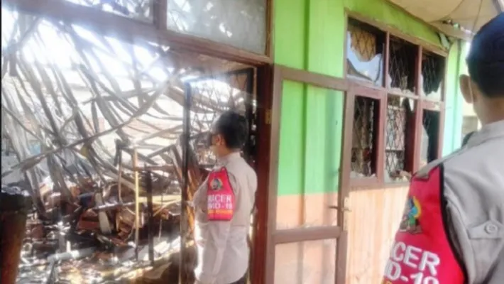 Kondisi Perpustakaan SDN 1 Pangaur, di Jasing, Bogor, rusak berantakan setelah terjadi kebakaran.