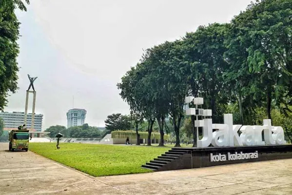 Petugas kebersihan membersihkan Taman Lapangan Banteng, Jakarta. Taman ini merupakan salah satu dari beberapa taman yang dibuka selama 24 jam. (Poskota/Ahmad Tri Hawaari)