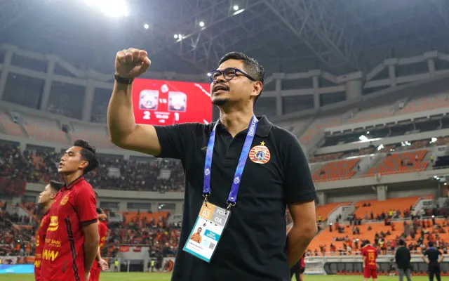 Potret Manajer Persija, Bambang Pamungkas saat berada di tengah lapangan. (Dok. Persija)