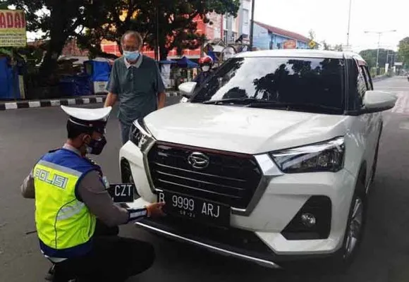 Personil Satlantas Polres Lebak melakukan penindalan terhadap pengendara yang tidak menggunakan plat nomor sesuai STNK. (Poskota/Yusuf)