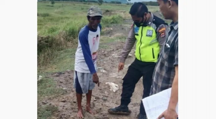 Personil Polsek Kramatwatu saat mencari keterangan di lokasi kejadian warga yang tersambar petir. (ist)