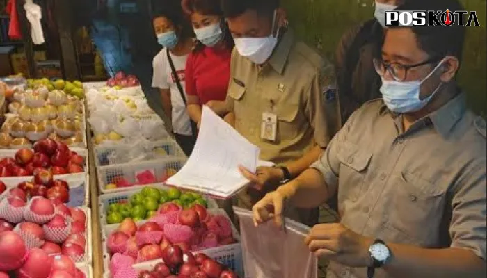 Petugas Sudin KPKP Jakarta Barat mengawasi produk pangan di Pasar Tomang Barat, Jalan Tanjung Duren Raya, Grogol Petamburan, Jakbar. (foto: cr01)