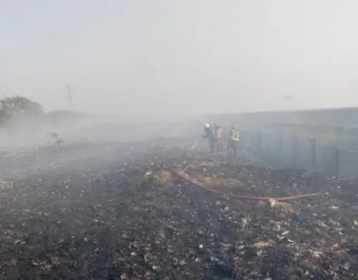 Petugas pemadam kebakaran di lokasi kebakaran TPS Tambun Bekasi. (Ist)